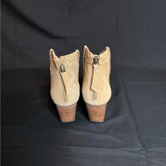 Matisse Arrow, Western Suede Bootie With Almond Toe. - Picture 5 of 8